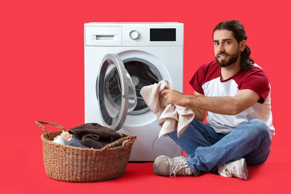 빨간색 배경에 세탁기 바구니와 — 스톡 사진