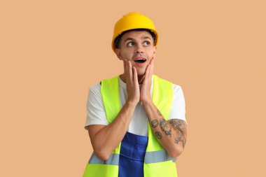 Bej arka planda şaşırtıcı bir erkek işçi