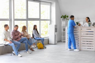 Hastalar hastanede sıralarını bekliyorlar.