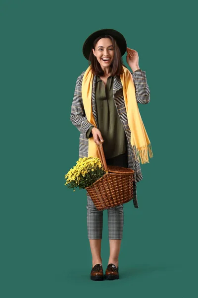 Junge Frau Mit Chrysanthemenblüten Auf Grünem Hintergrund — Stockfoto