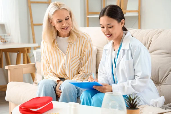Female Doctor Working Patient Home — Stock Photo, Image