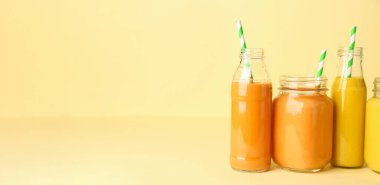 Bej arkaplanda lezzetli meyve suları ve metin için boşluk