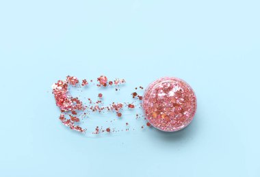 Mavi arka planda bir kavanoz parıltı