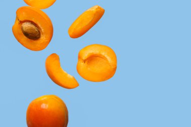 Mavi arkaplanlı taze kayısı.