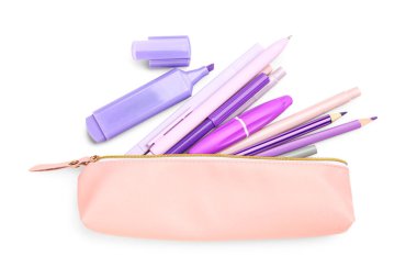 Beyaz zemin üzerinde farklı kırtasiye malzemesi olan pembe kalem kutusu
