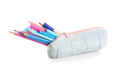 Beyaz arkaplanda farklı kırtasiye malzemesi olan kalem kutusu