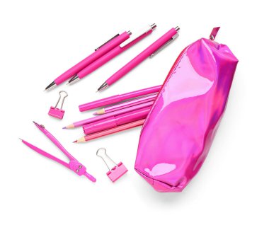 Beyaz zemin üzerinde farklı kırtasiye malzemesi olan pembe kalem kutusu