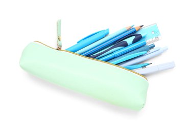 Beyaz arkaplanda farklı kırtasiye malzemesi olan kalem kutusu