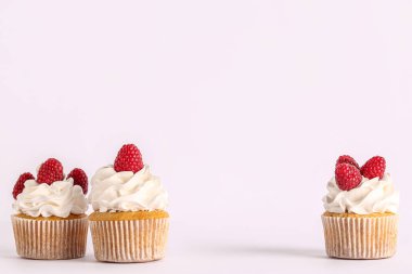 Gri arka planda lezzetli ahududu kekleri