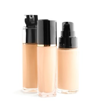 Makyaj malzemeleri beyaz arka planda izole edilmiş