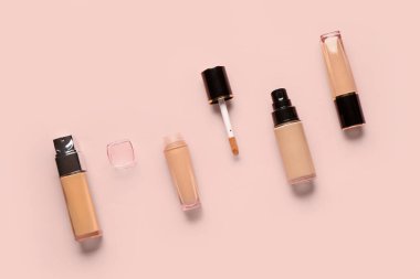 Pembe arka planda makyaj malzemeleri