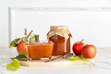 Üzerinde elma reçeli ve taze meyve olan bir pansiyon.