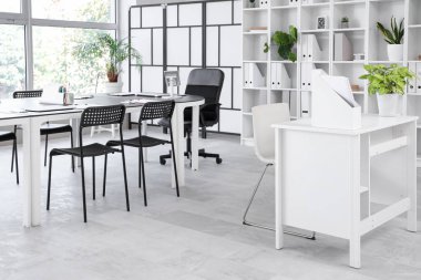 Konferans salonunun içi masalarla dolu.