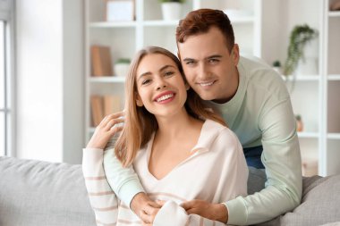 Mutlu genç çift evde sarılma