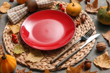 Gri arkaplanda Şükran Günü kutlaması için güzel bir masa.