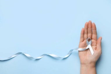 Mavi arka planda farkındalık kurdelesi olan bir kadın. Diyabet kavramı