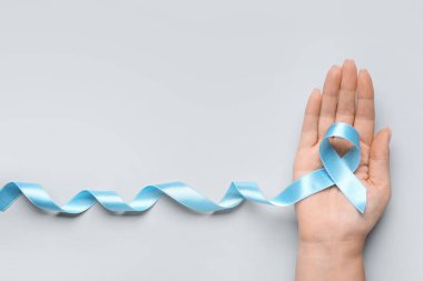 Işıklı arka planda farkındalık kurdelesi olan bir kadın. Diyabet kavramı