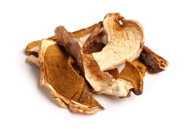 Beyaz arka planda lezzetli kurutulmuş mantarlar.