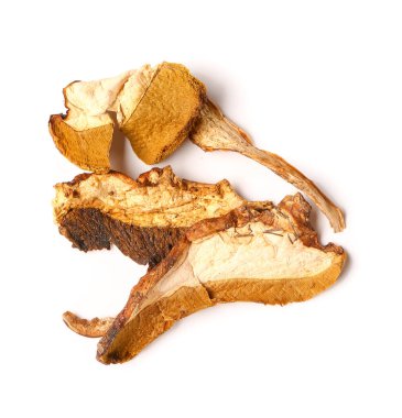 Beyaz arka planda lezzetli kurutulmuş mantarlar.