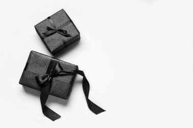 Beyaz arka planda hediye kutuları. Kara Cuma