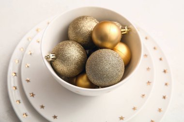 Beyaz arka planda Noel topları olan güzel bir masa.