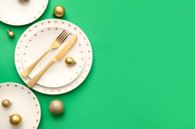 Yeşil arka planda Noel topları olan güzel bir masa.