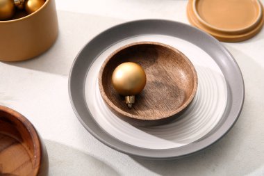 Beyaz arka planda Noel topu olan güzel bir masa.