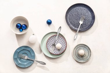 Beyaz arka planda Noel topları olan güzel bir masa.