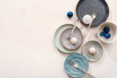 Beyaz arka planda Noel topları olan güzel bir masa.