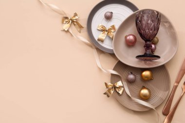 Noel topları ve bej arka planda fiyonklarla güzel bir masa.