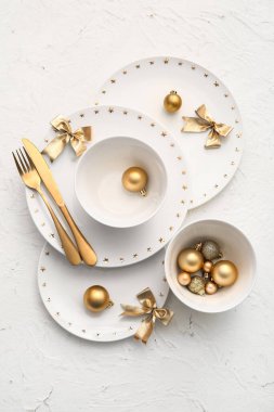 Noel topları ve beyaz arka planda fiyonklarla güzel bir masa.