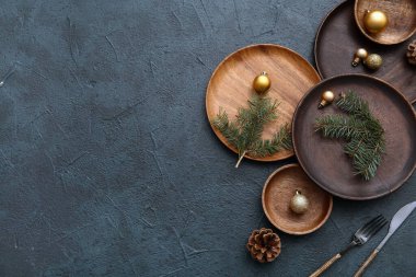 Noel topları, koni ve köknar dallarıyla dolu güzel bir masa.