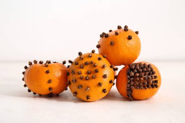 Beyaz arkaplanda Pomander topları