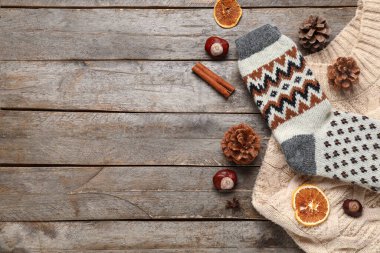 Güzel kompozisyon, kalın çoraplar ve ahşap arka planda süveter.