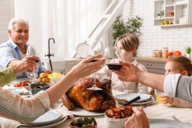 Şükran Günü 'nde şenlik masasında yemek yiyen mutlu aile, yakın çekim.