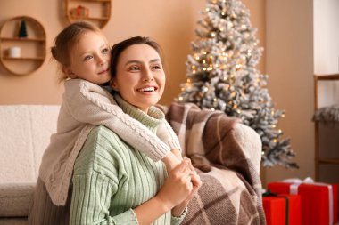 Mutlu anne ve küçük kızı Noel arifesinde evdeler.