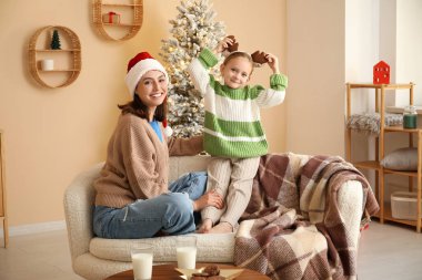 Genç anne ve küçük kızı Noel arifesinde evdeler.