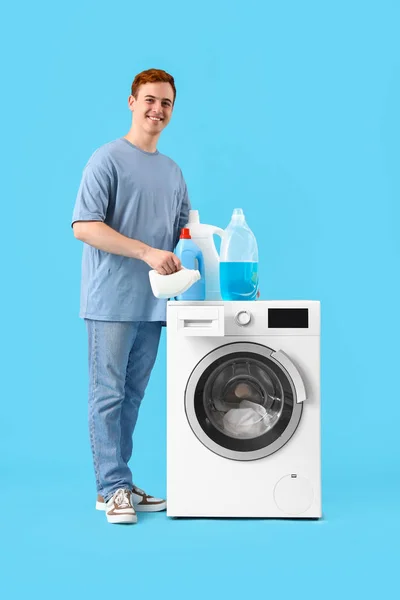 파란색 배경에 세탁기 세제와 — 스톡 사진