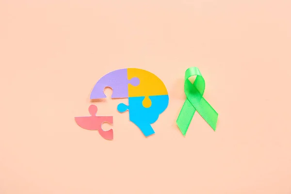 Färgglada Pusselbitar Form Hjärnan Med Grön Medvetenhet Band Rosa Bakgrund — Stockfoto