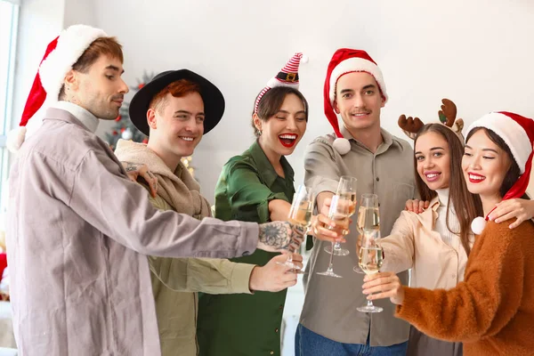 Grupo Amigos Com Champanhe Celebrando Ano Novo Festa Casa — Fotografia de Stock