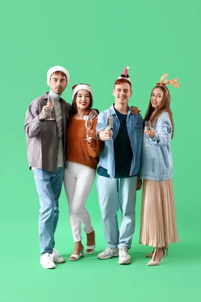 Gruppe Von Freunden Mit Champagner Auf Grünem Hintergrund Neujahrsfeier — Stockfoto