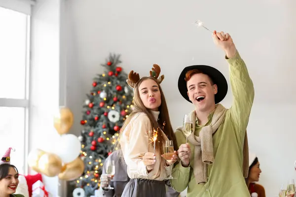 Νέοι Φίλοι Σαμπάνια Και Sparklers Γιορτάζουν Την Πρωτοχρονιά Στο Σπίτι — Φωτογραφία Αρχείου