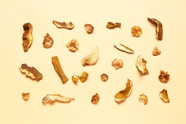 Вкусные сушеные грибы на желтом фоне