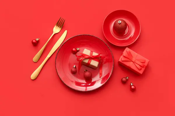 Hermosa Mesa Con Bolas Navidad Cajas Regalo Sobre Fondo Rojo —  Fotos de Stock