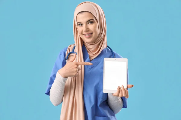 Muslimský Zdravotnický Stážista Tabletovým Počítačem Modrém Pozadí — Stock fotografie