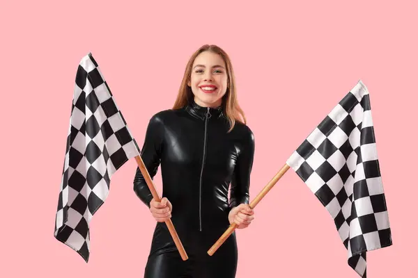 Pembe Arka Planda Yarış Bayrakları Olan Mutlu Genç Bir Kadın — Stok fotoğraf