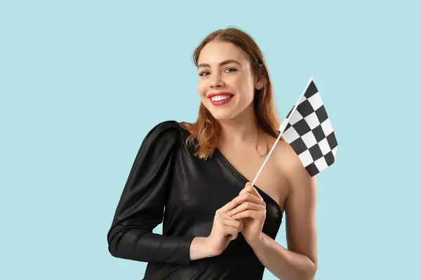 Vacker Ung Kvinna Med Racing Flagga Blå Bakgrund — Stockfoto
