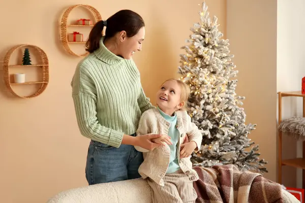 クリスマスイブに自宅で彼女の小さな娘と幸せな母親 — ストック写真