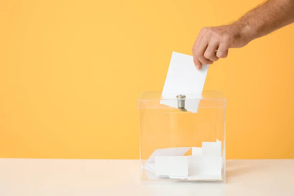 Szavazó Ember Közelében Szavazólap Doboz Sárga Alapon — Stock Fotó