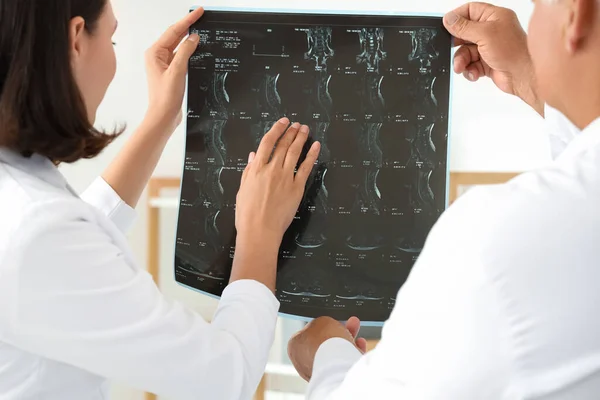 Doctors Examining Ray Scan Medical Office Back View — Stock Photo, Image